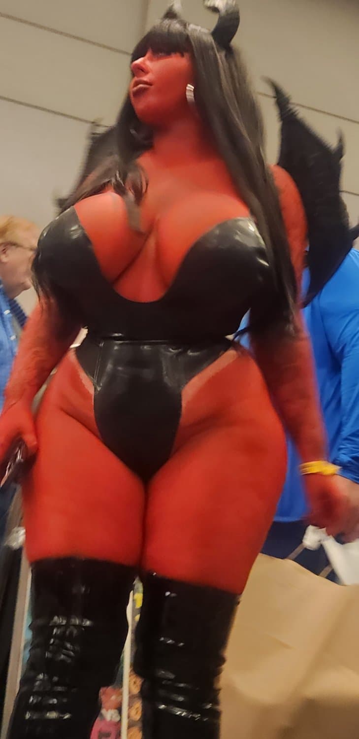 Thick horror convention whore (not oc)