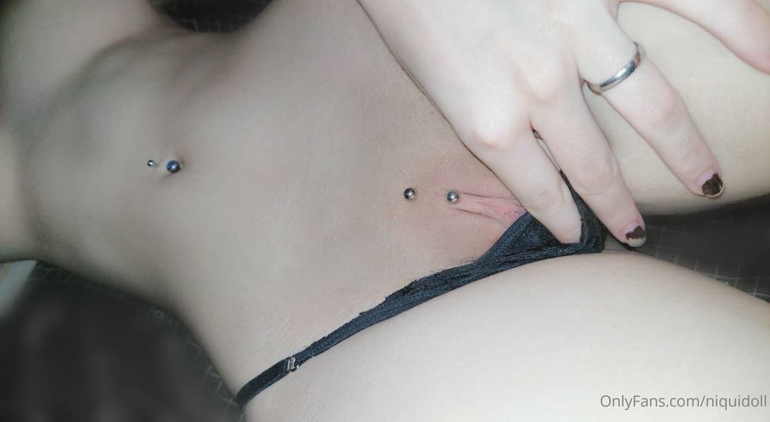 Gotica Culona pervertida con piercing