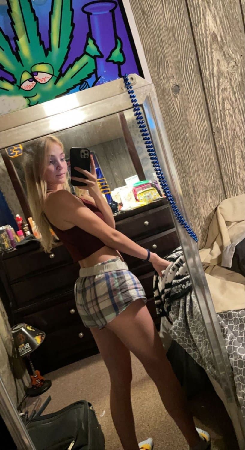 Fit kik gf has an alt-rock side, and loves to show off