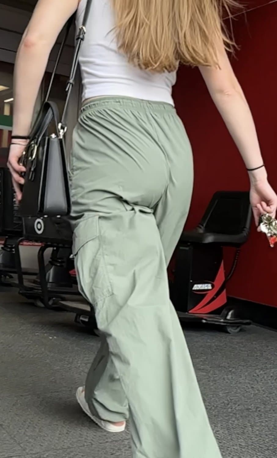 Candid booty in green sweatpants jiggle