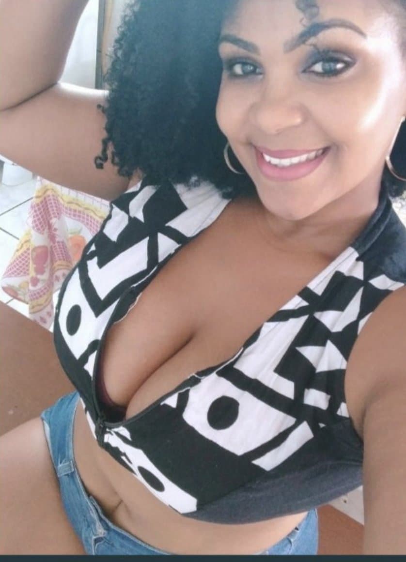 Coroa morena gostosa de Jacareí adora se exibir de lingerie | Coroa rabuda e peituda