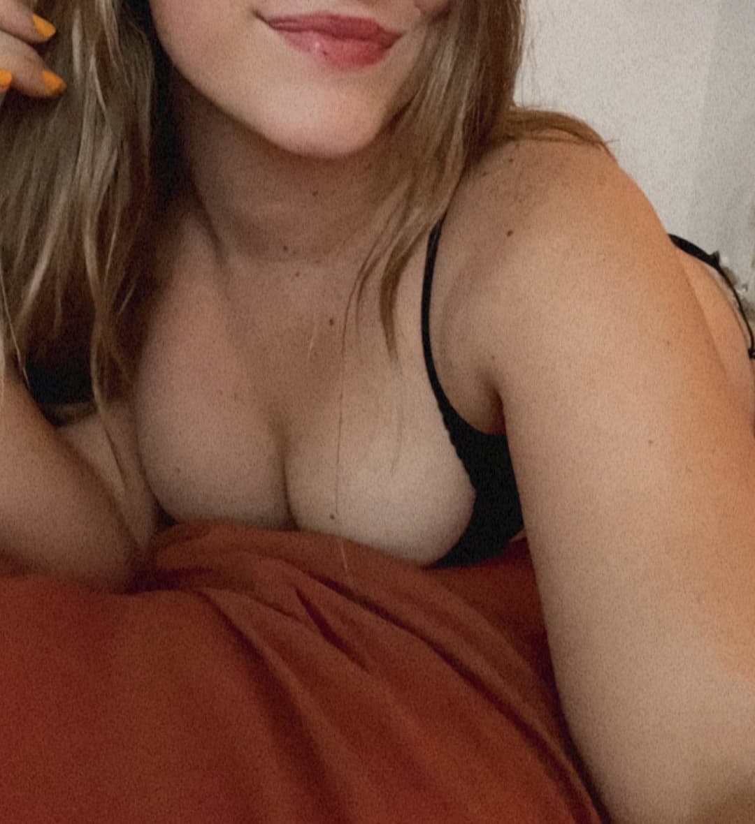 blonde bombshell shows off her curves in lace lingerie??