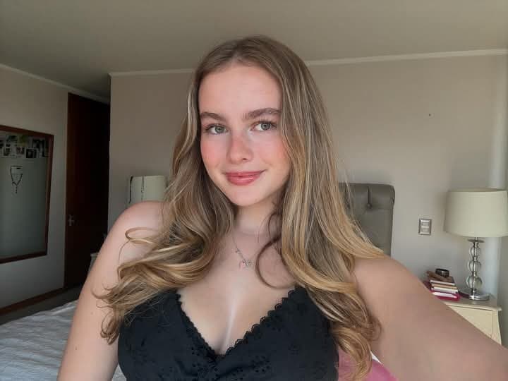 La puta tetona de Giulia, esta recien desbloqueada con 18?lista para recibir una cogida brutal