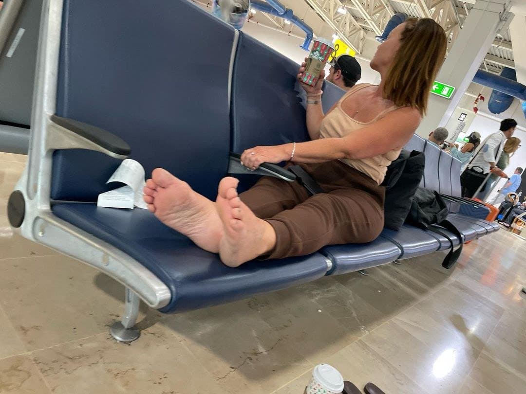 Public barefoot Creeping