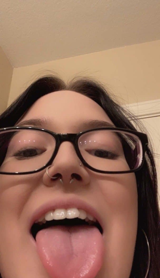 Hot slut Alexis love showing off