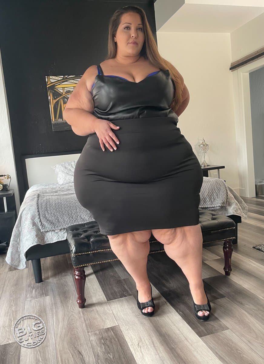 Click to view full size FAT SECRETARY- BOBERRY TIGHT BLACK SKIRT BLUE SEXY INTIMATES
