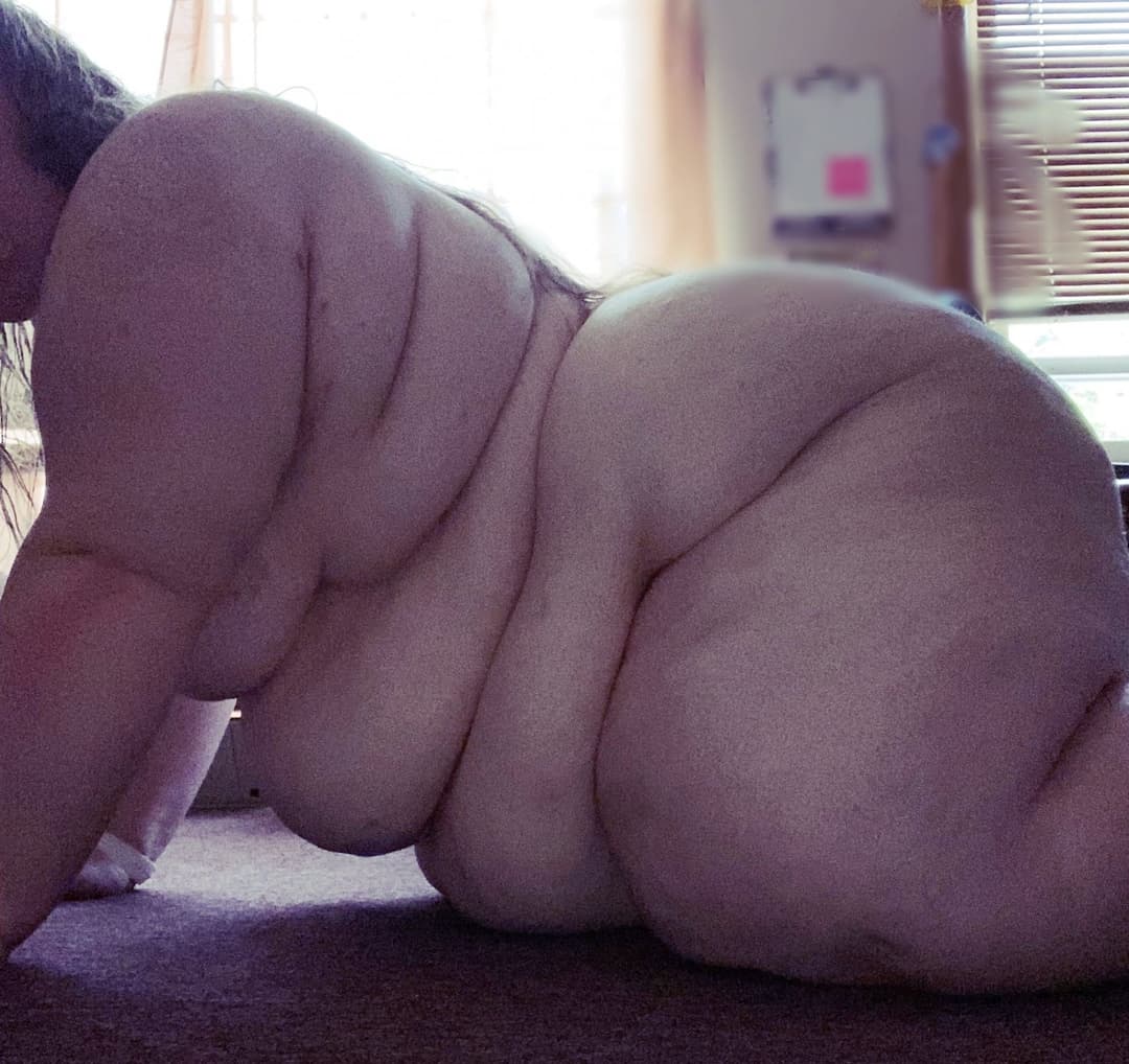 SSBBW shows off her big fat ass