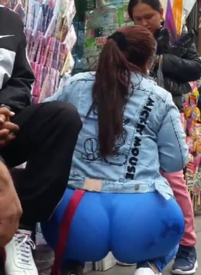 Click to view full size Mega culona en la calle ?