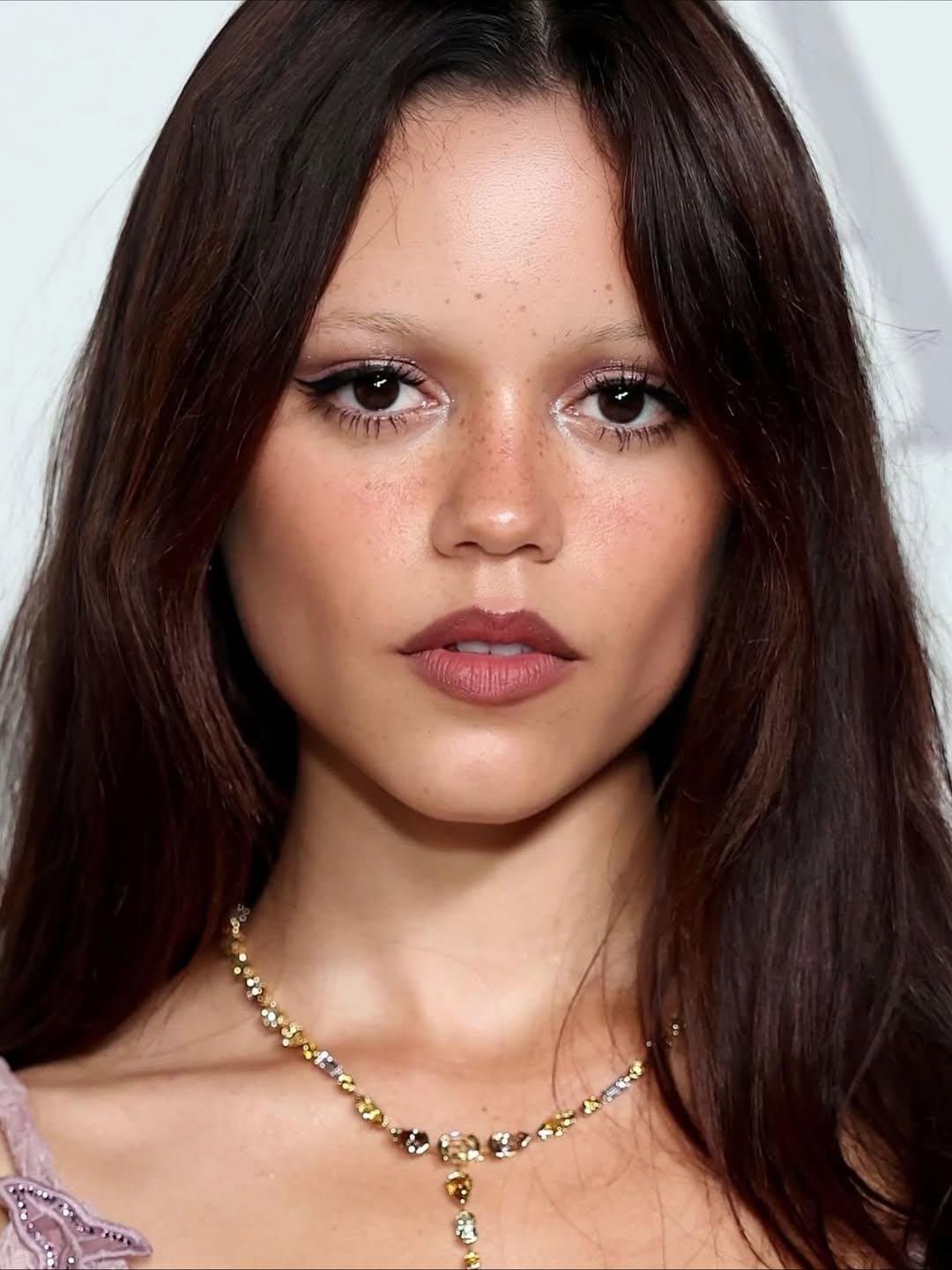 Jenna Ortega hot and beauty...Jenna face and body sexy !!!