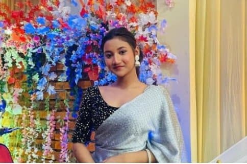 Sexy teen girl oiling her boobs and getting naughty with her BF