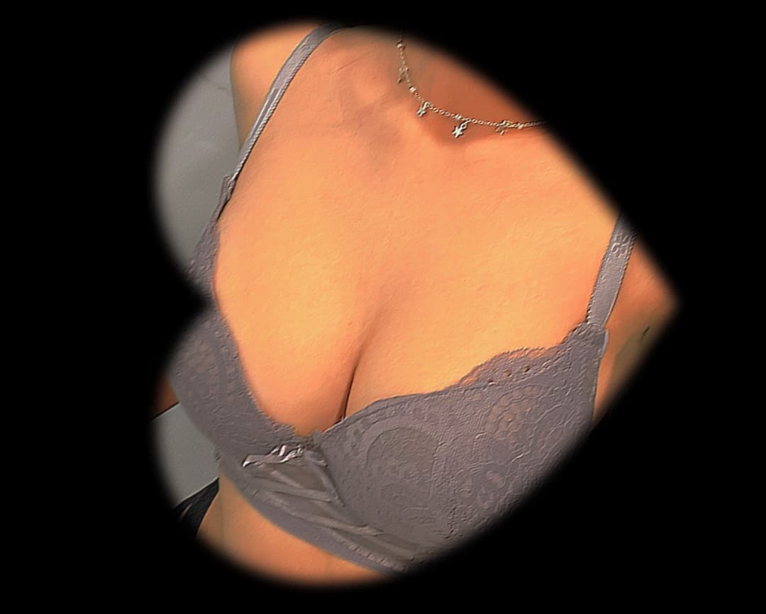 Novia de mi amigo me renvia fotos suyas a escondidas de su novio.