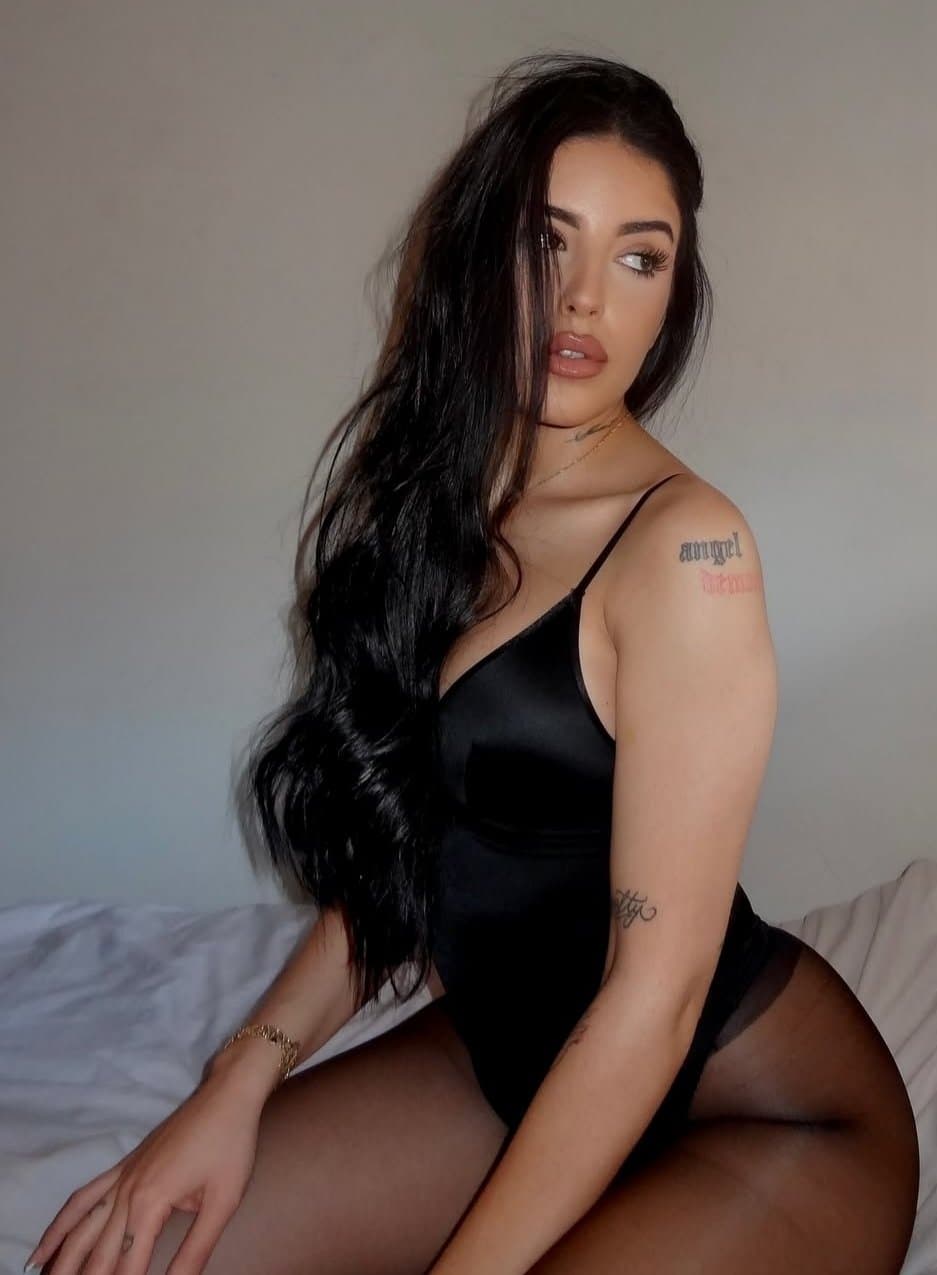 Hermosa zorrita filtrada y el cornudo mirando lo que opinamos de ella ?