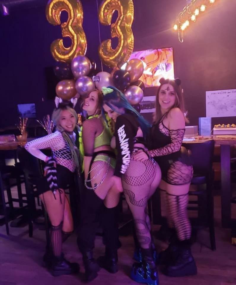 Exhibitionist alt slut Divinity loves showing off her goods