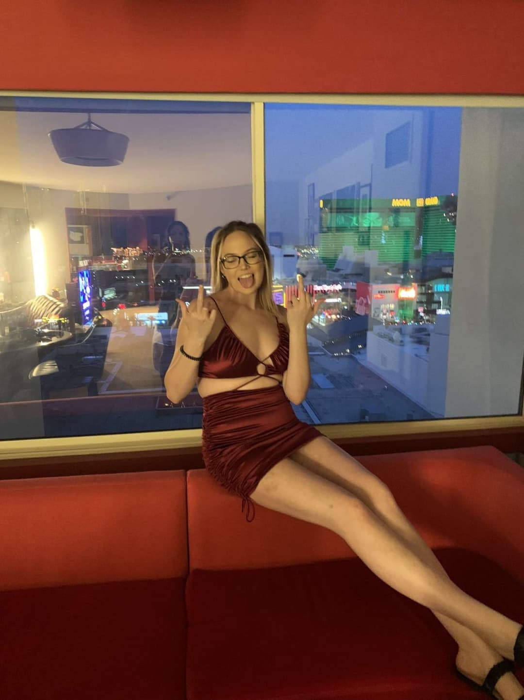 Hot slut Alexis love showing off