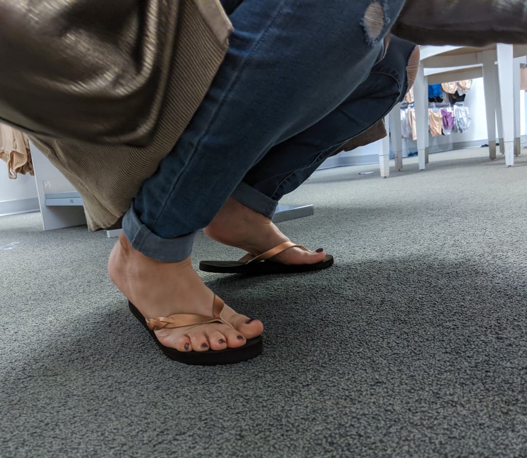 Moms friend in flip flops