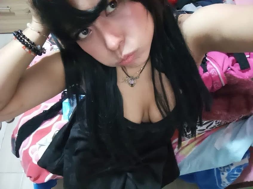 Puta mexicana muestra las tetas en lencería