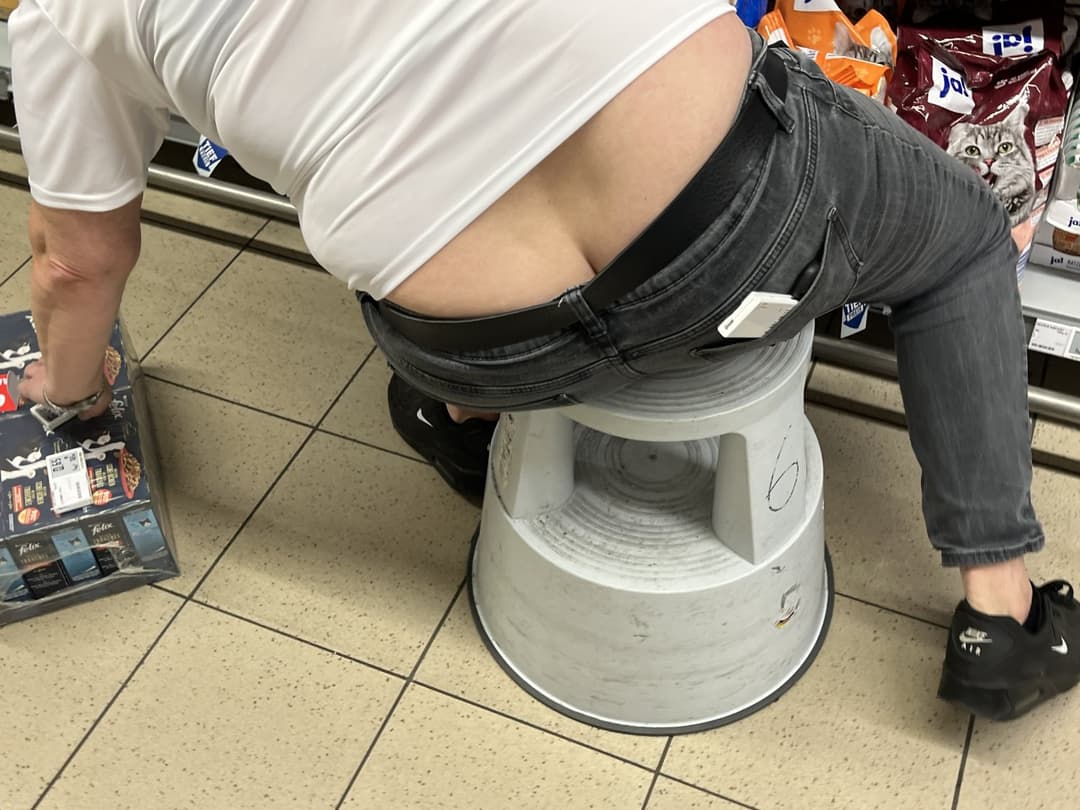 Big ass with HUGE asscrack