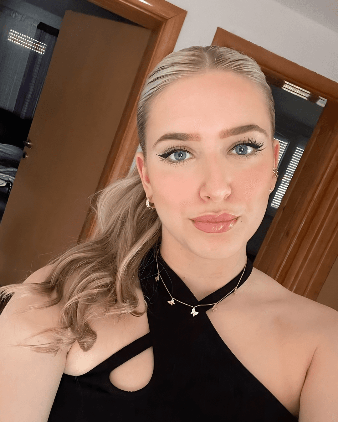 Gorgeous Blonde Ai Ahego