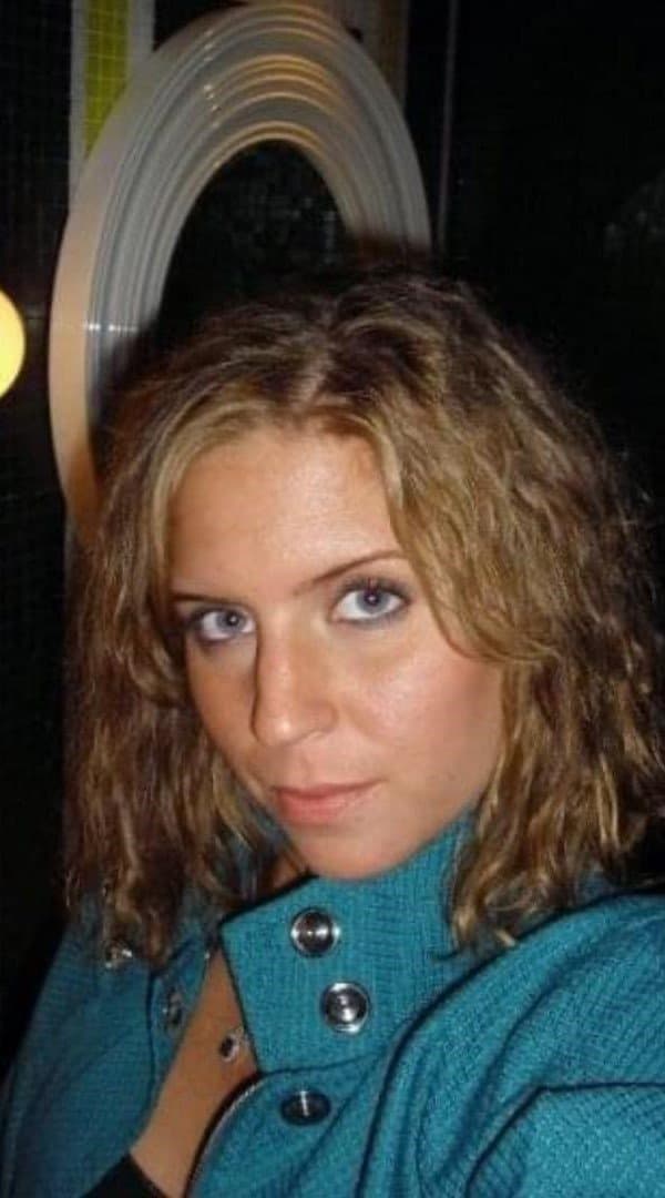 Sexy Burnette milf looking for excitement.