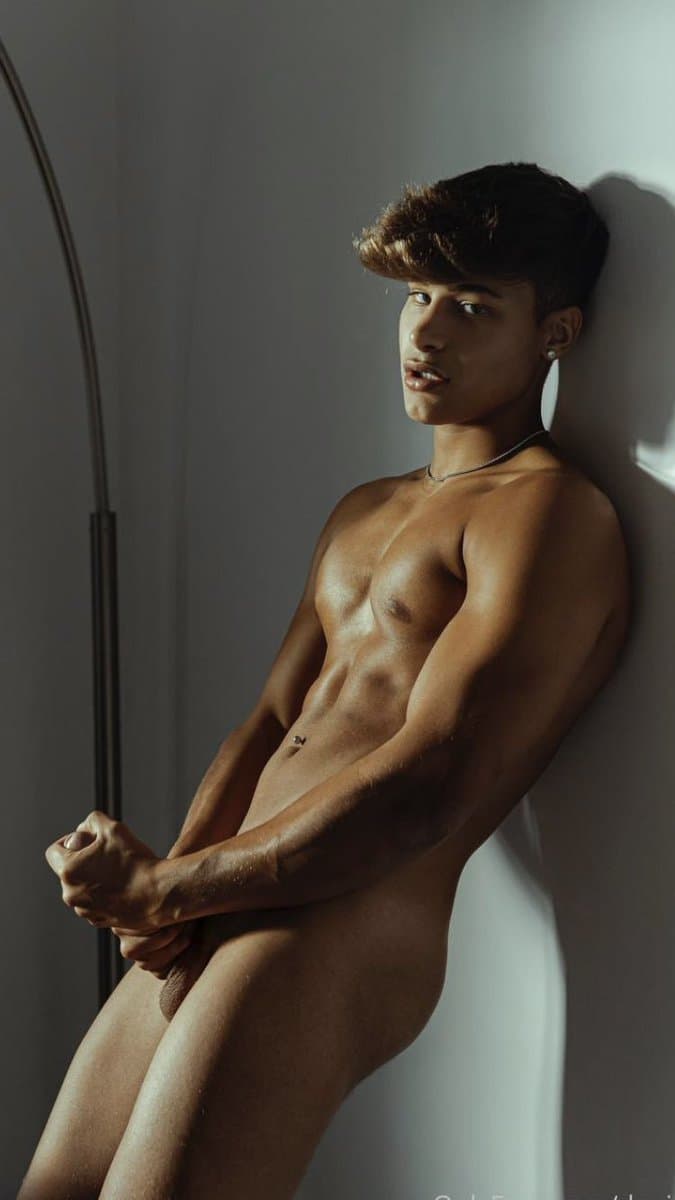 DENIS DOSIO ?? HOT BOY