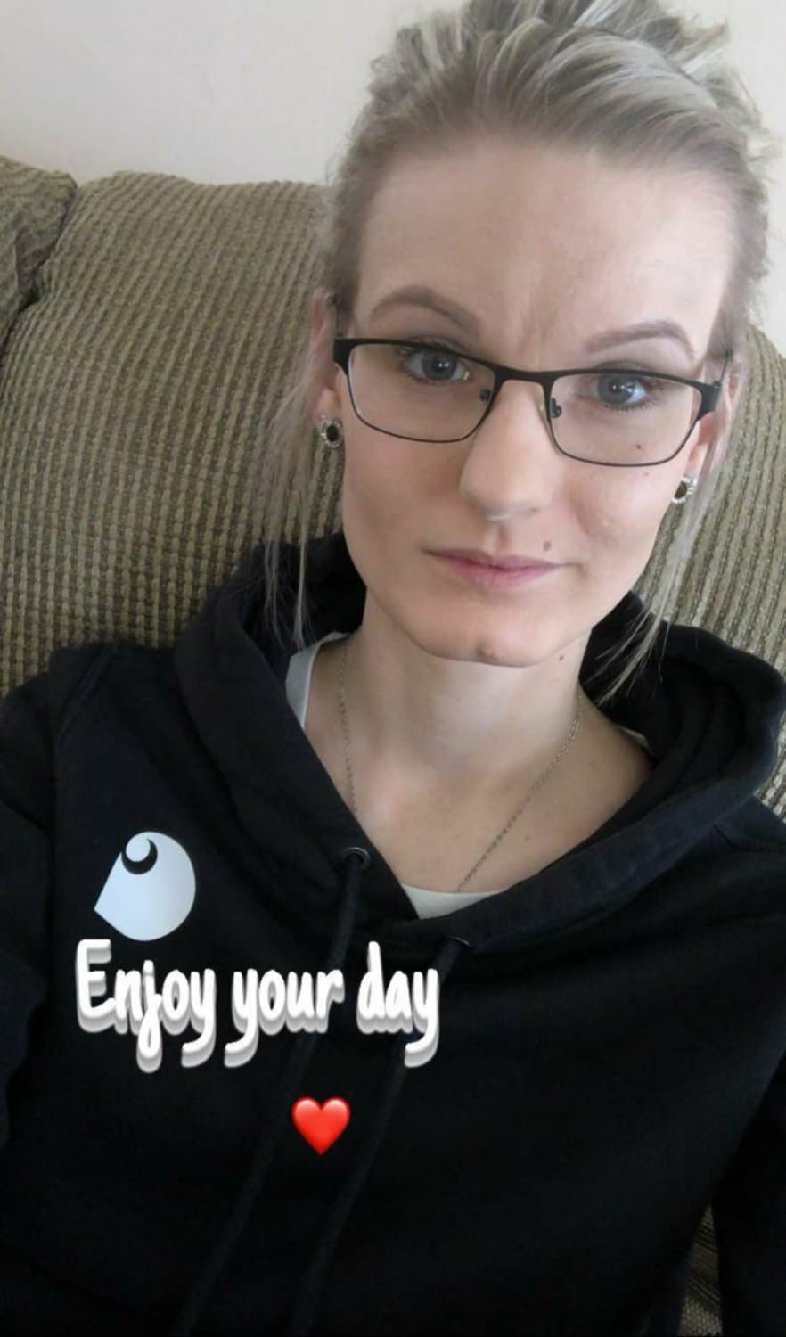 Anorexic Amanda F. and her bald bulging pussy on full display ?