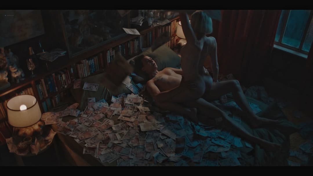 Game of thrones actress Sophie Turner flashes tits on beach.