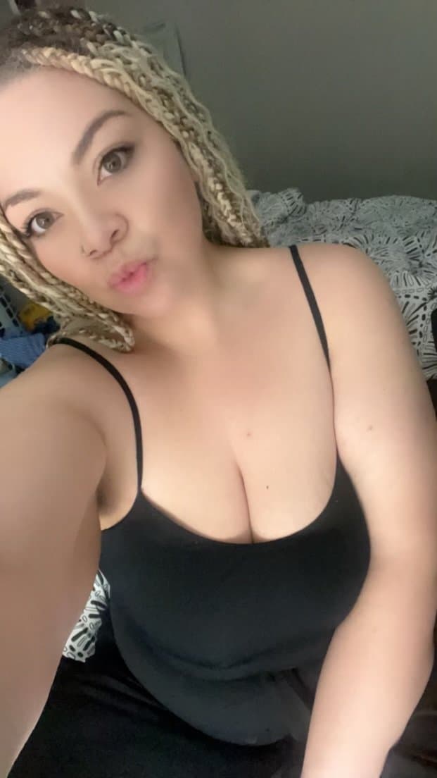 Light skin baddie with big tits and tight pussy