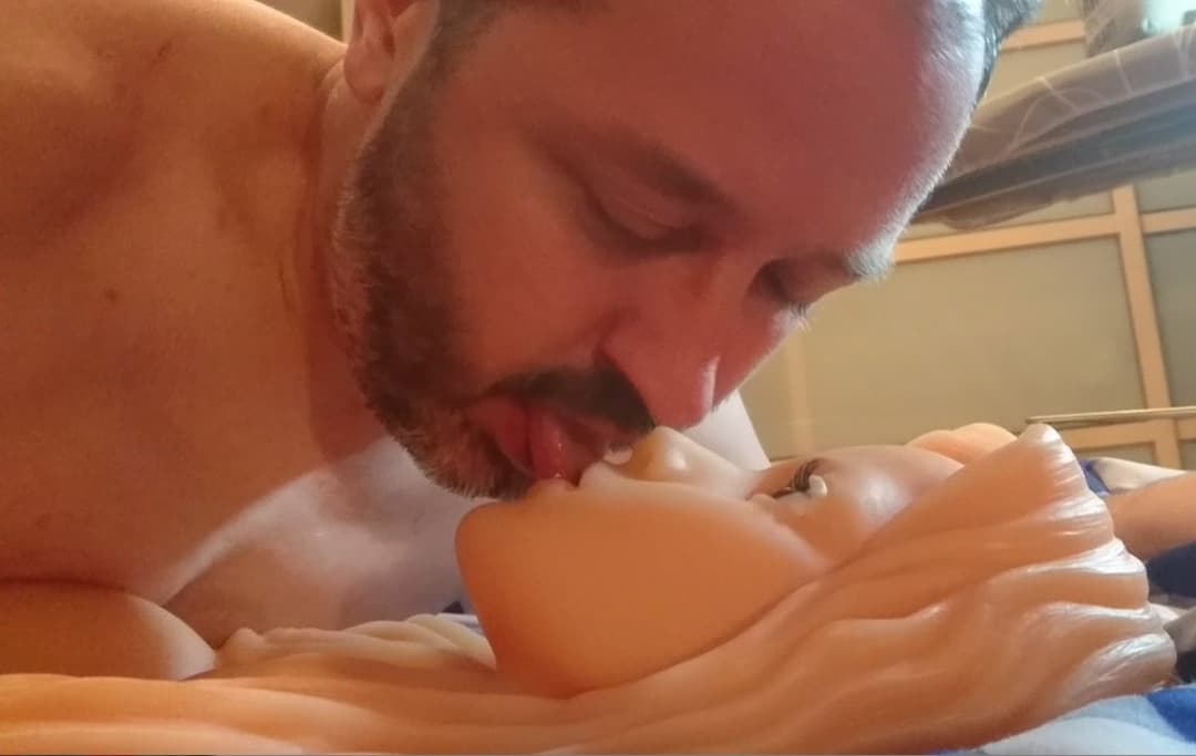 Jean-Charles baise une poupee