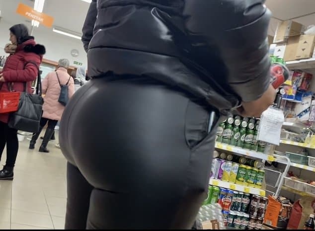 Click to view full size Bubble ass in shiny leather leggings
