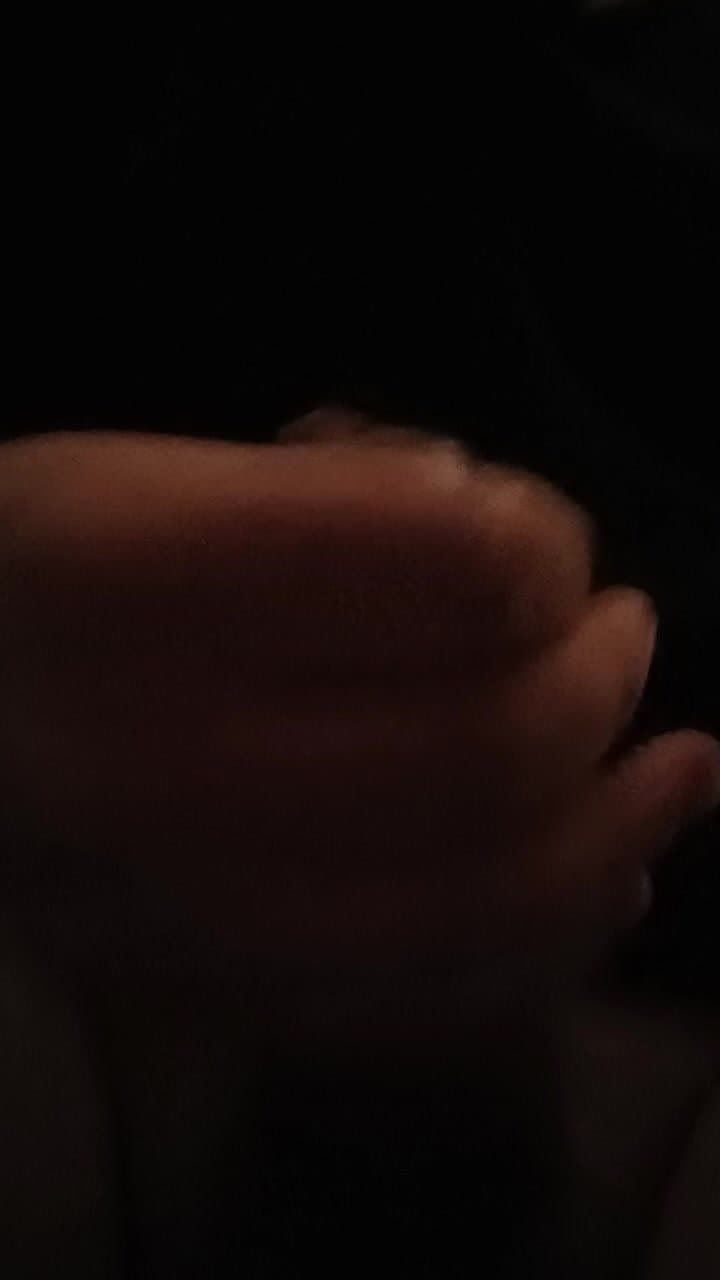 Me acabo todo pajeandome solo