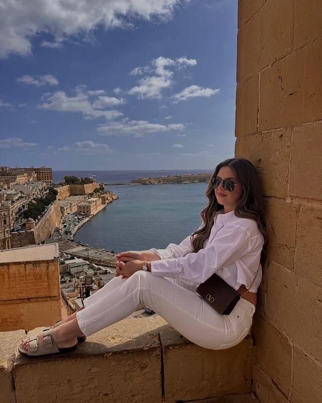 Hot bosnian slut with a great Body and nice legs and feet - footjob and cumface