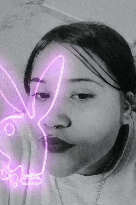 Morrita culona montando a su vecino maduro