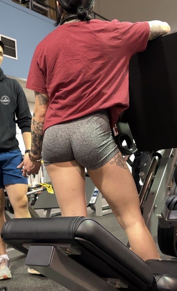 Smoking hot tatted white girl at the gym