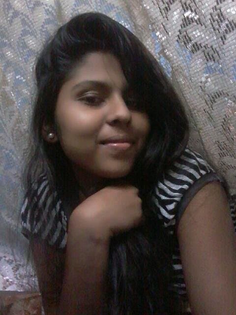 Sri Lankan sexy girl loves to show her sexy body