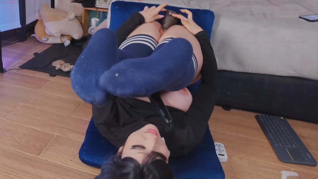 Chaturbate- Upside-down Masturbating+Vibrator @mollyflowers