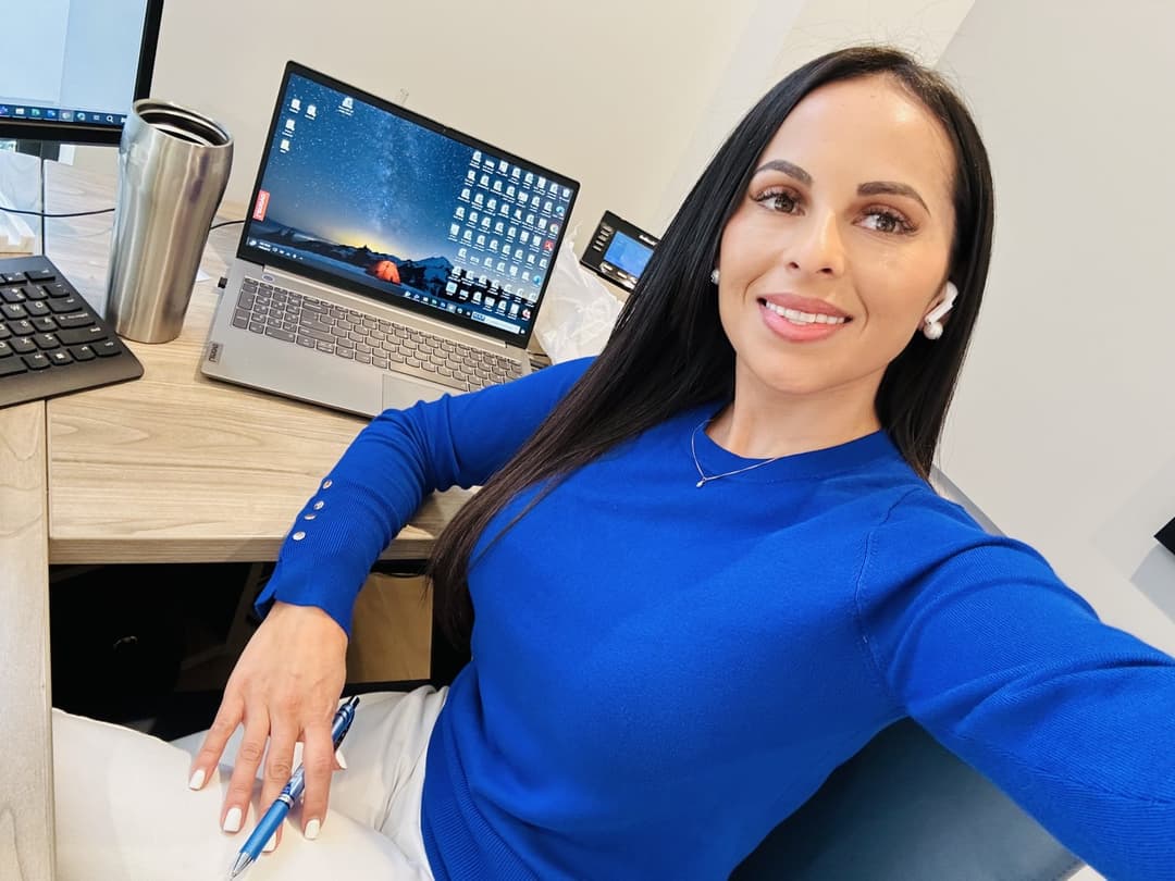 Secretaries do all kinds of job, including blowjob