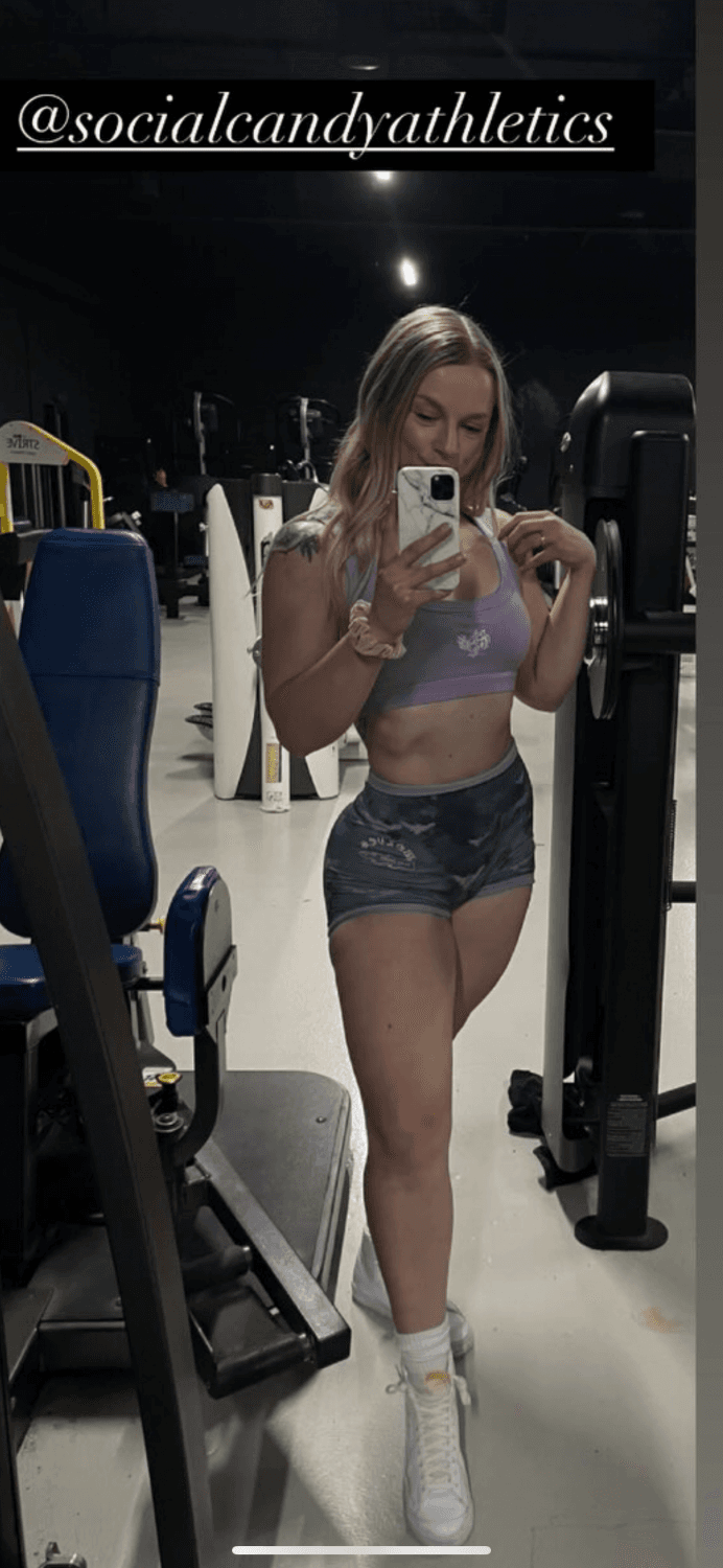 Gym girl let some buff bodybuilder bend her over in locker room. Big ass clapping back on his cock