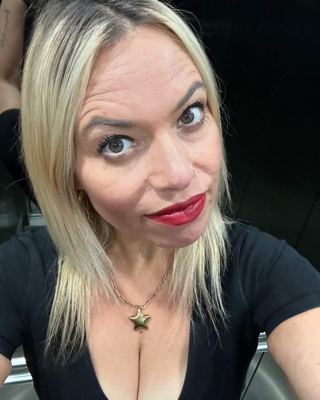 Haberme cogido a la mamá y unos años mas tarde a su hija fue excitante, las dos la chupan delicioso