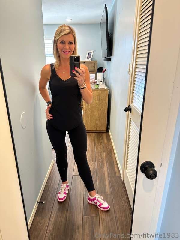 Fit horny Cougar shows that fat cookie