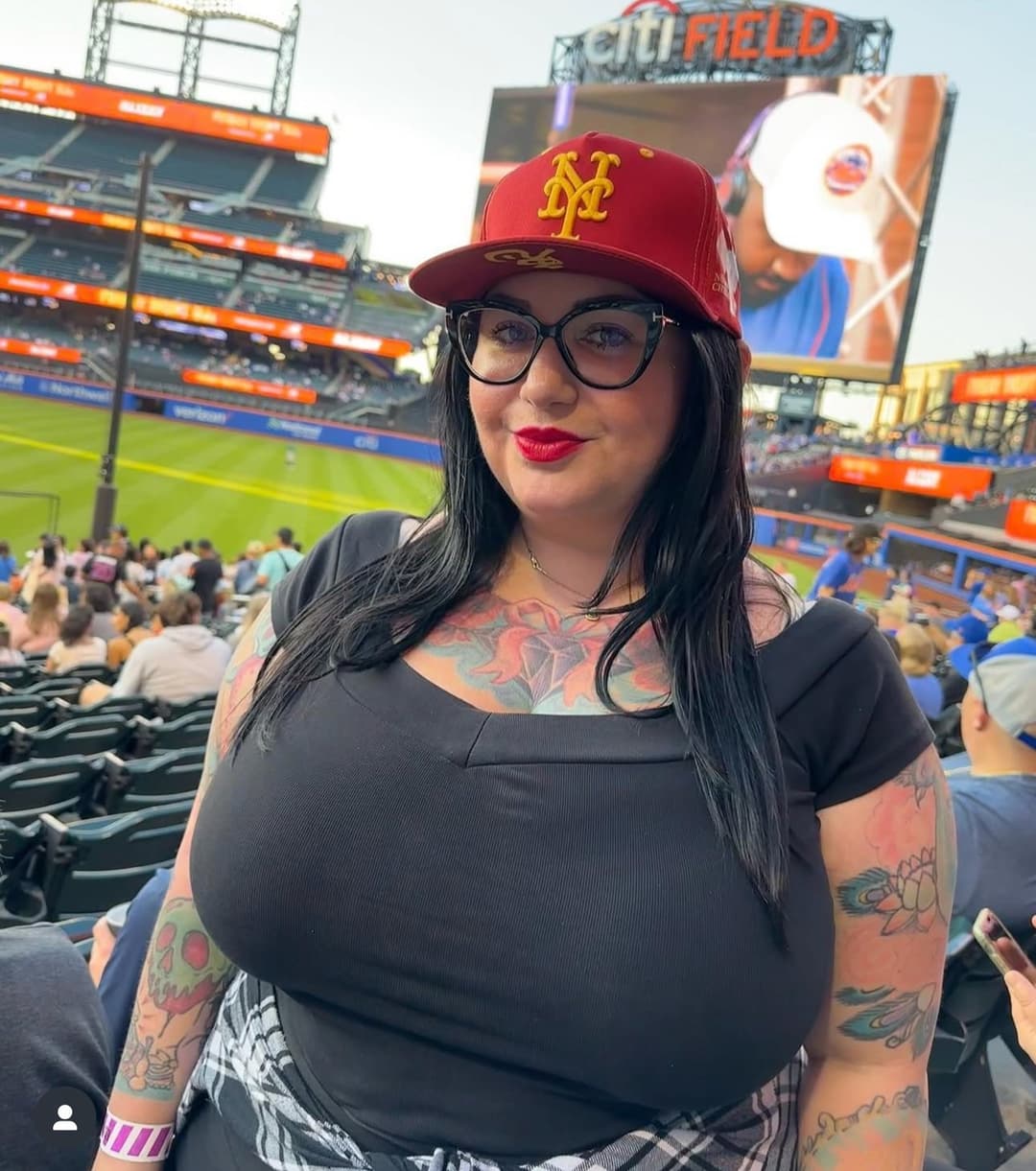 Big tits bbw goth slut