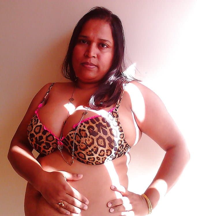 Voluptuous bhabhi from Dhaka, Bangladesh. No one could resist to pound this bhabhi????