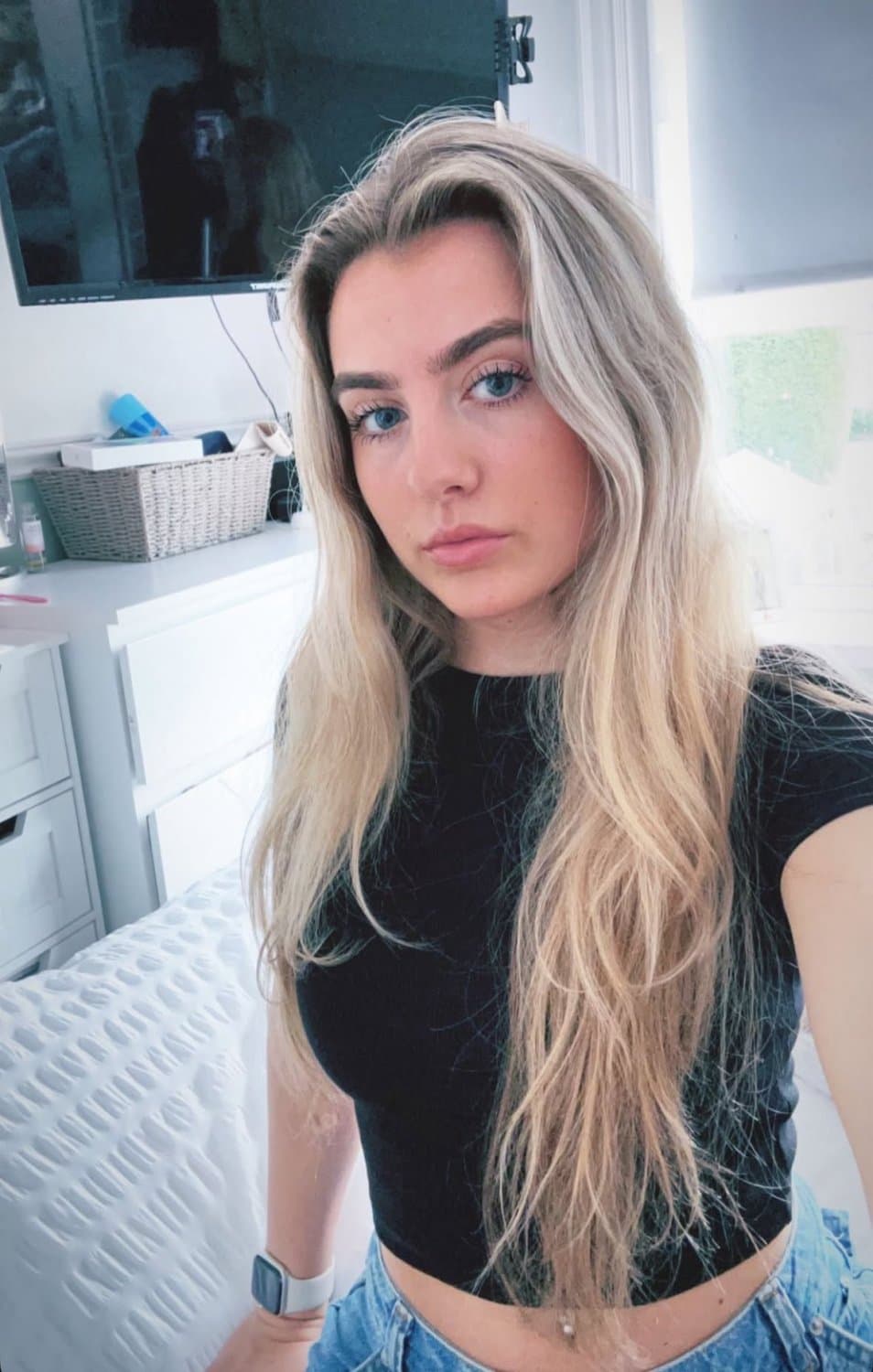 Pretty IRL Holly deserves to be famous among gooners