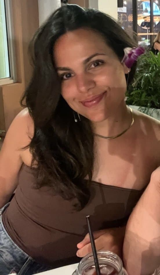 Who should get abused worst? (Green dress or black dress)