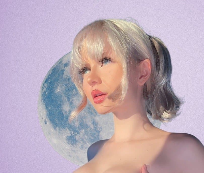 Sexy skinny blonde bi chick fucking on camera