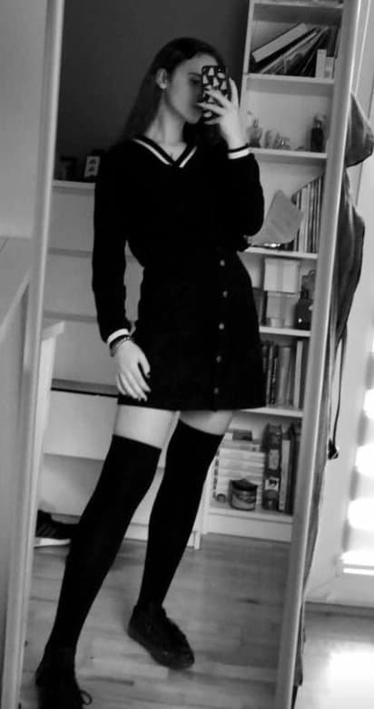 Click to view full size 18yo Skiny Teen with Long Legs