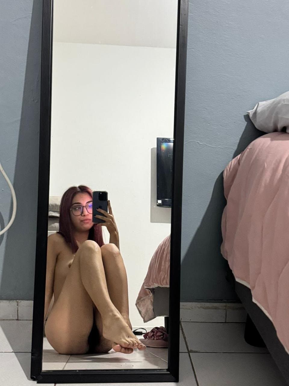 Flaquita puta le encanta mostrar su culo y su conchita peluda