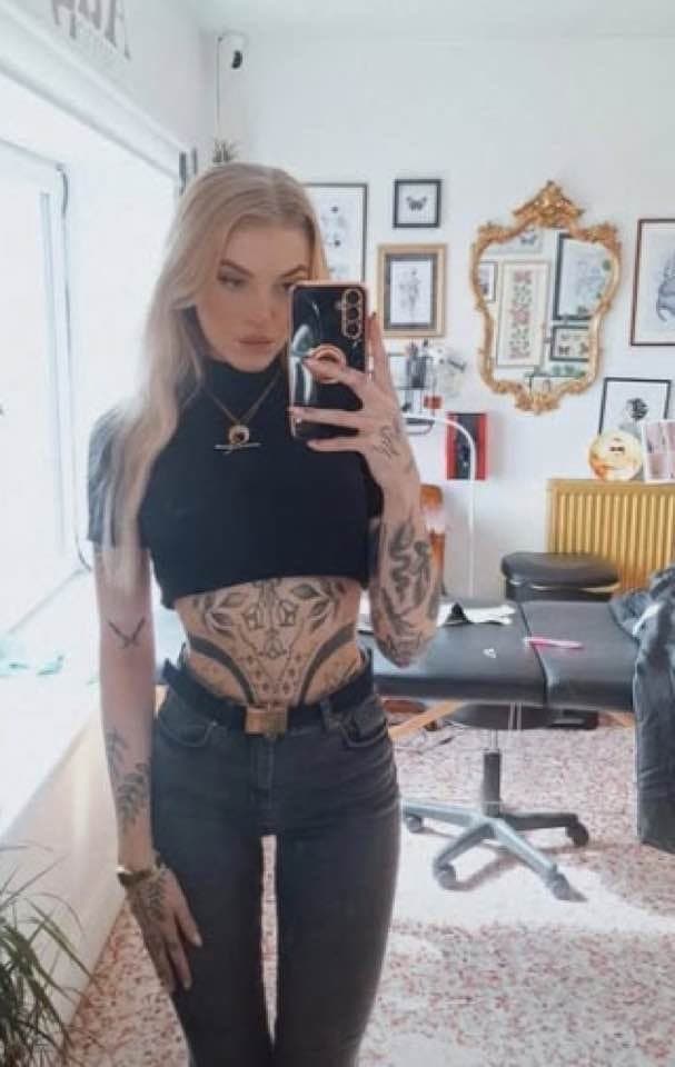 Click to view full size The bimbofication of Courtney Young. Kik: shortp9 to goon with me