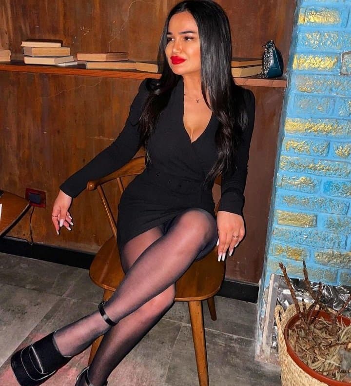 Sexy glamour feet pedicure woman sexy tits