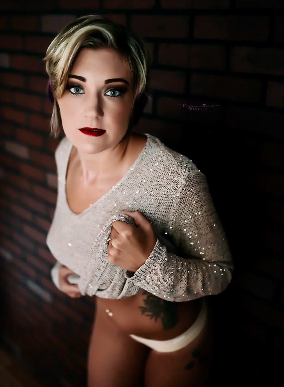 Click to view full size Short hair blonde milf boudoir