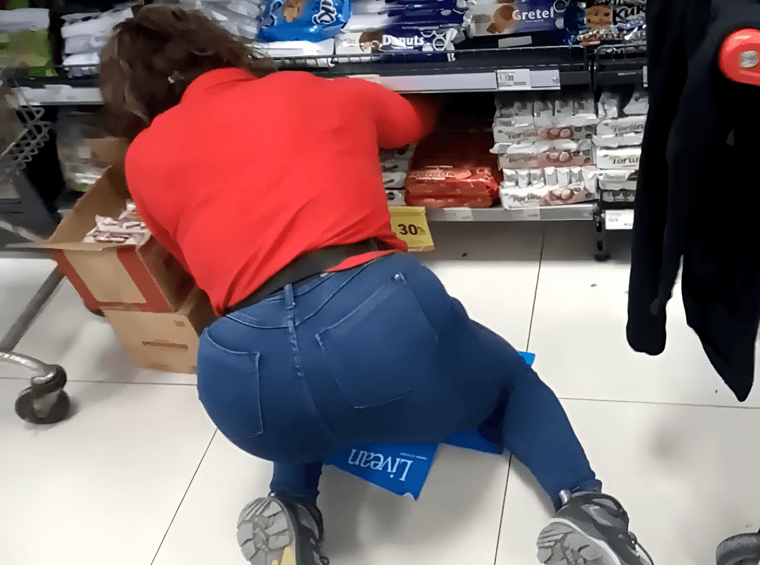 creepshot huge ass trans girl worker
